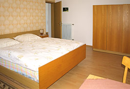 Schlafzimmer in der Wohnung Typ B im Nunnemayrhof in Dorf Tirol